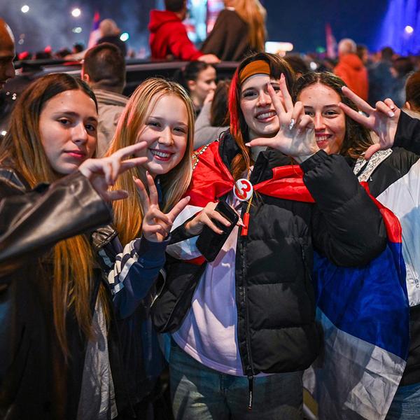 Ničení reliktů Vučićova režimu i naděje, že svět Srbsko po volbách uvidí jinak, než jako zločince